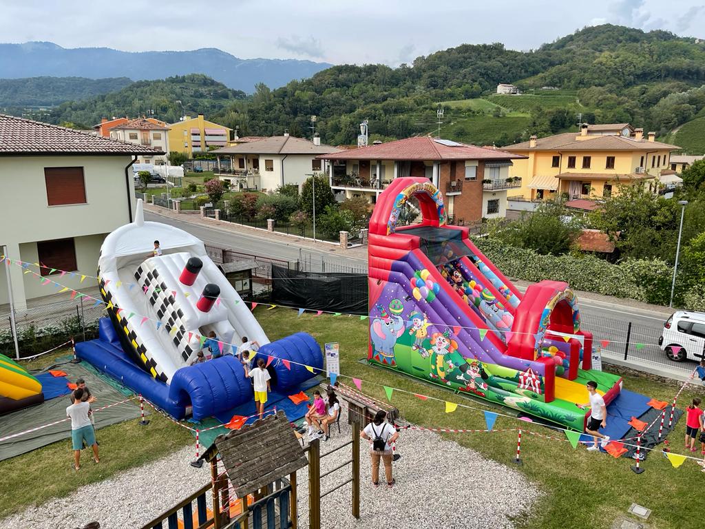 Due gonfiabili professionali Sale Feste Piter Pan allestiti all'aperto a Este (PD)