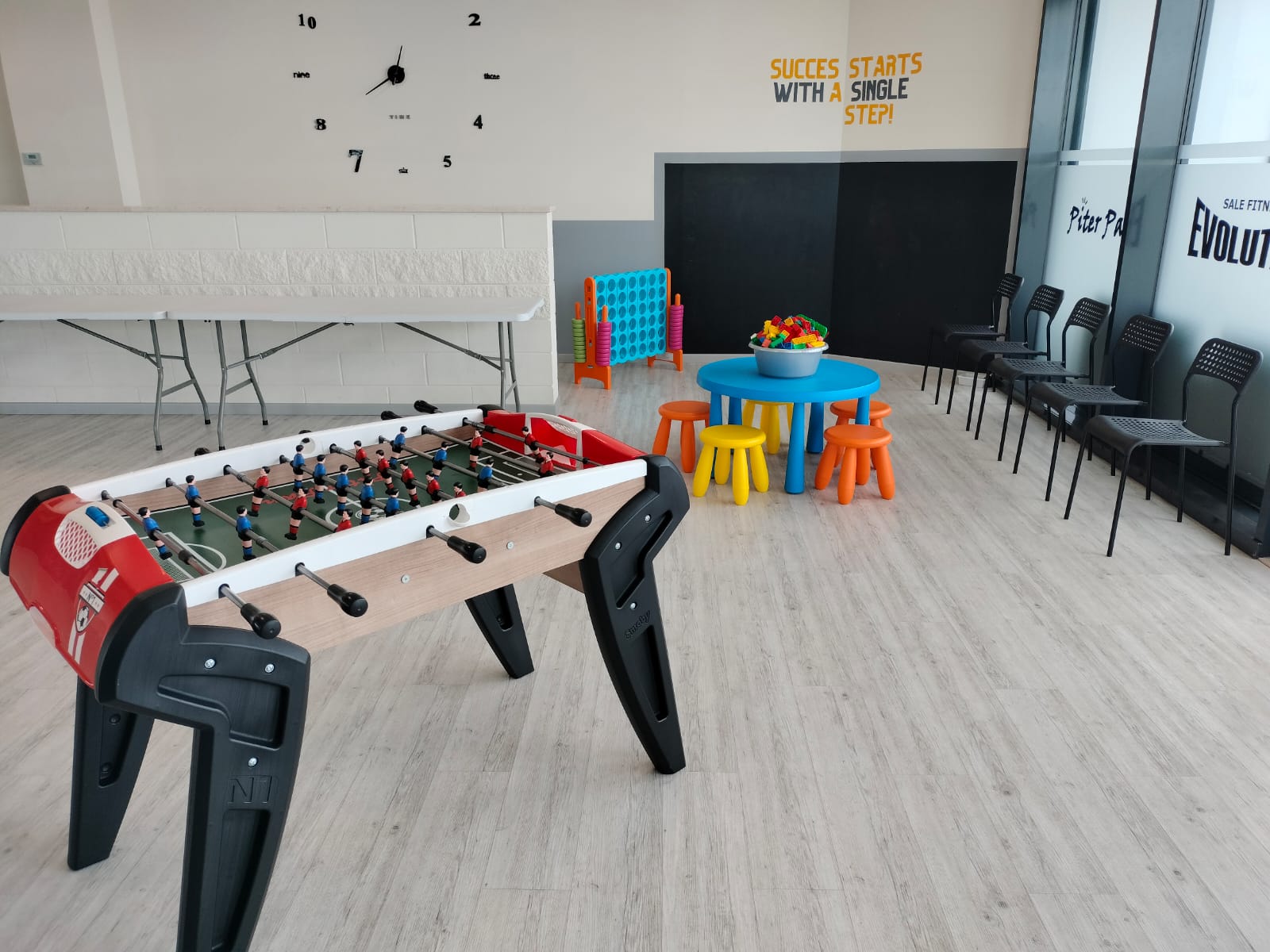 Area giochi con calcio balilla e Forza 4 gigante