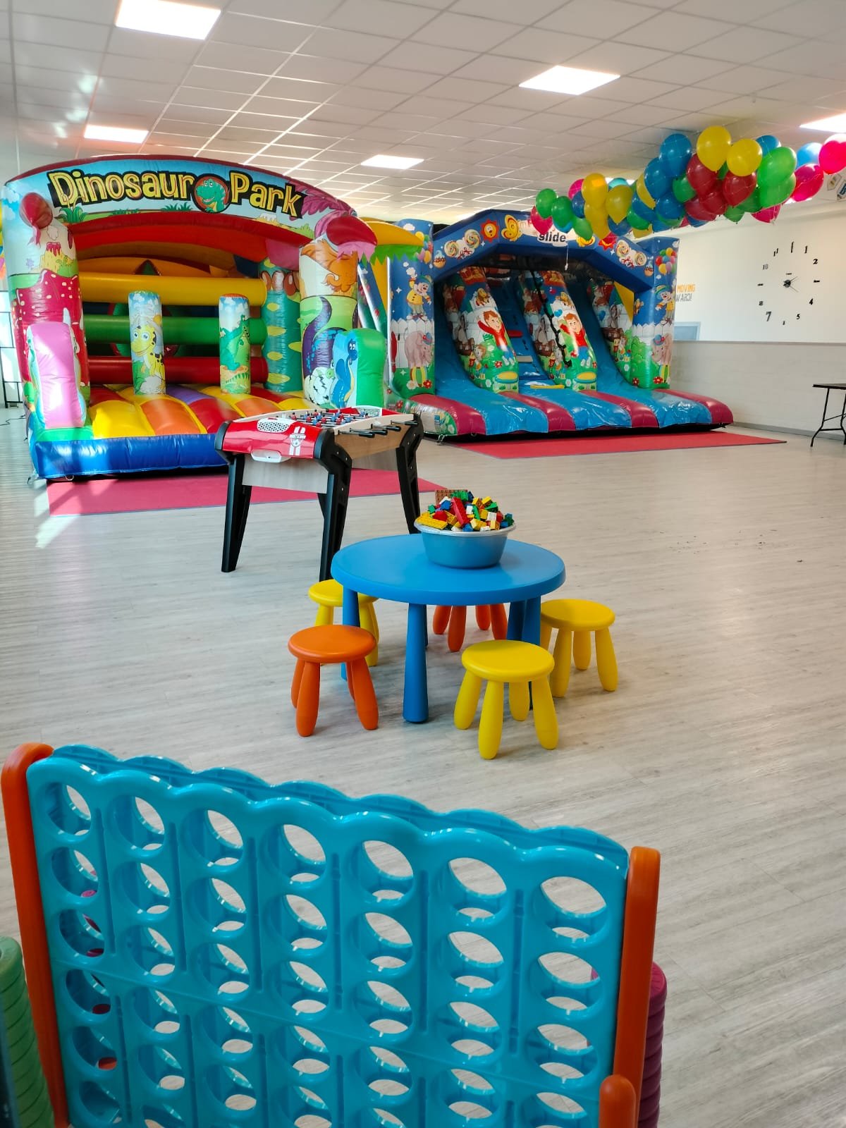 Sala allestita con gonfiabile Dinosaur Park per festa di bambini