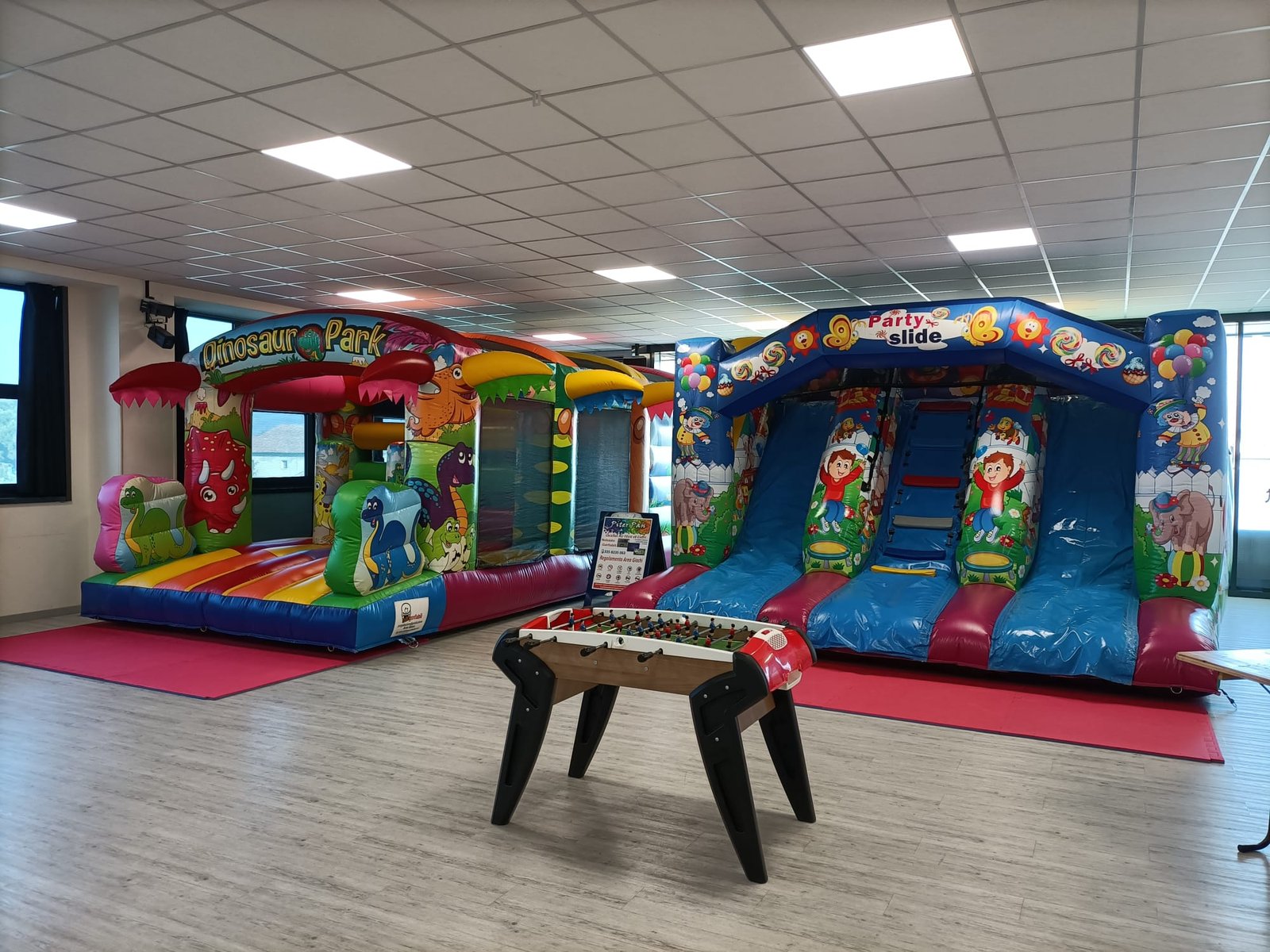 Sala completa con gonfiabili Dinosaur Park e Party Slide